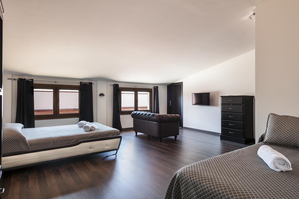 Family Room,130185764:JPEG