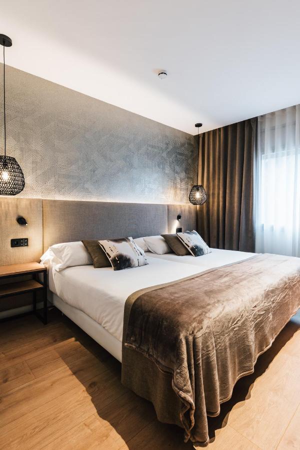 Twin Room,1498622122:JPEG